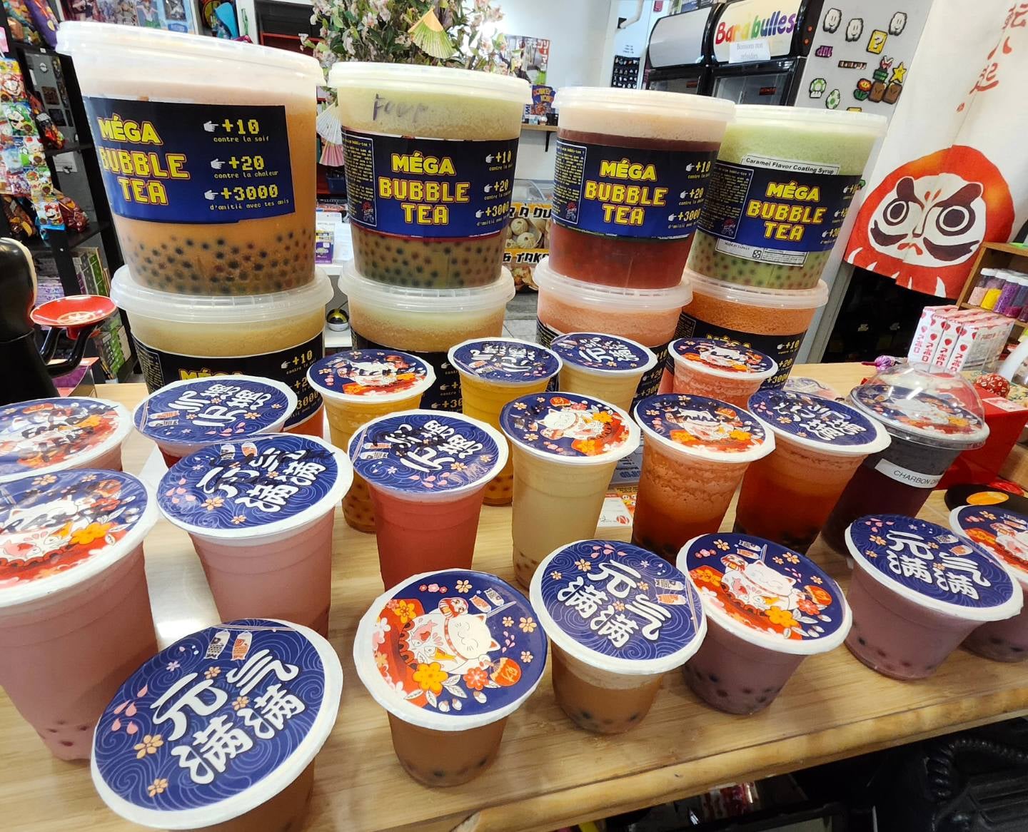 Méga bubble-tea signé par le propriétaire + épinglette 10e anniversaire